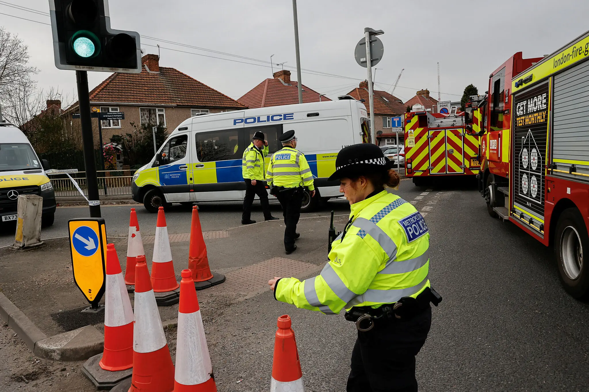 Офіцери поліції працювали в п'ятницю біля входу на електричну підстанцію після того, як пожежа знищила електроенергію в Хітроу.